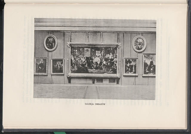 czarno-biała fotografia przedstawiająca salę z obrazami