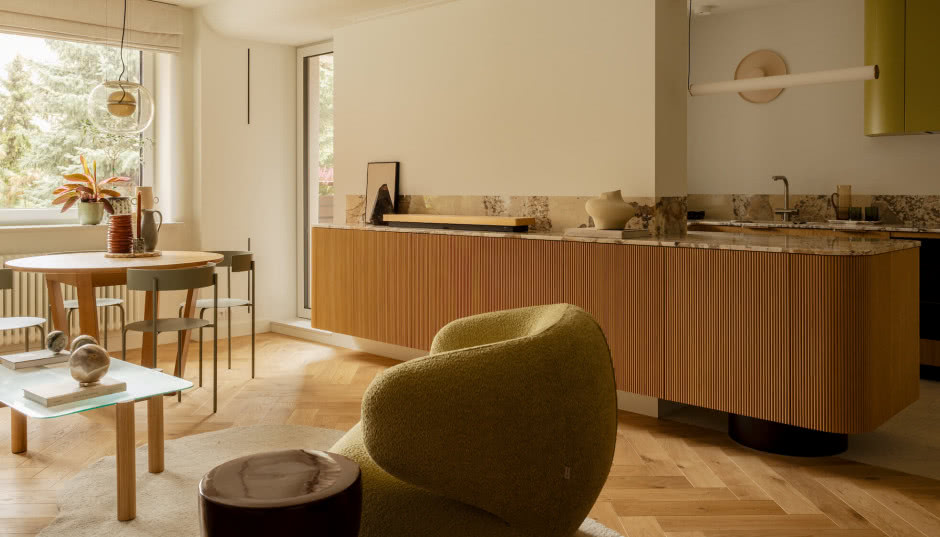 Organiczny modern classic. W tym mieszkaniu wiosna trwa przez cały rok