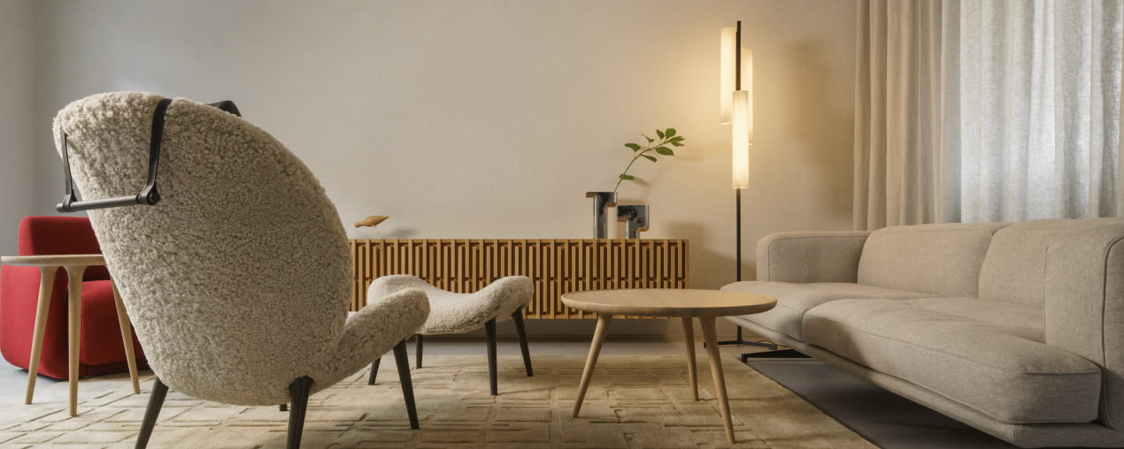 Minimalizm we współczesnym wydaniu. Dwupoziomowe mieszkanie w Warszawie