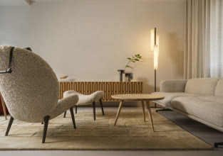 Minimalizm we współczesnym wydaniu. Dwupoziomowe mieszkanie w Warszawie