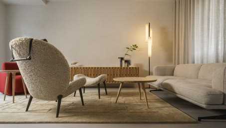 Minimalizm we współczesnym wydaniu. Dwupoziomowe mieszkanie w Warszawie