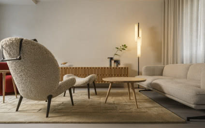 Minimalizm we współczesnym wydaniu. Dwupoziomowe mieszkanie w Warszawie