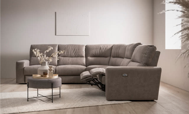 narożnik z funkcją relaks, stolik kawowy, taca, wazon z kwiatami, obraz, dywan