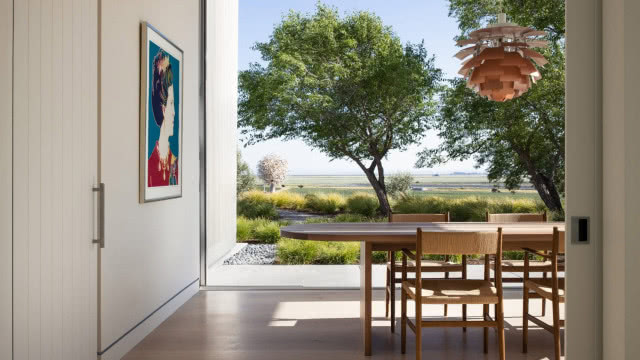 jadalnia na tle dużego okna