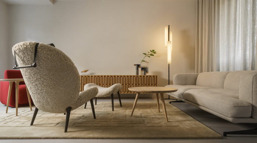 Minimalizm we współczesnym wydaniu. Dwupoziomowe mieszkanie w Warszawie