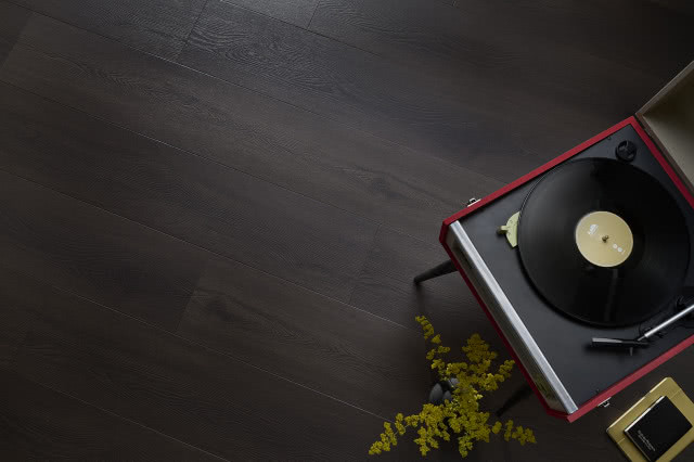 panele winylowe ciemne, adapter, wazon z kwiatami, notes