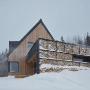 Drewniany domek w czeskich Karkonoszach. Rodzina mieszka tu cały rok!