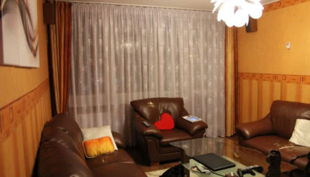 Aranżacja salonu ze skórzanymi sofami