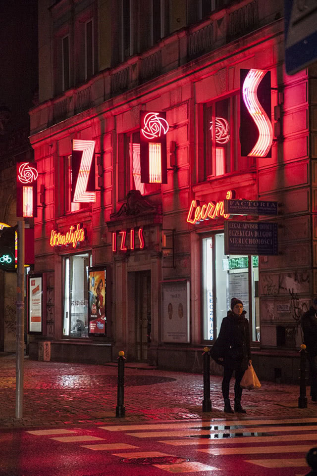 Neon salonu kosmetycznego w stolicy zaprasza do Spa.