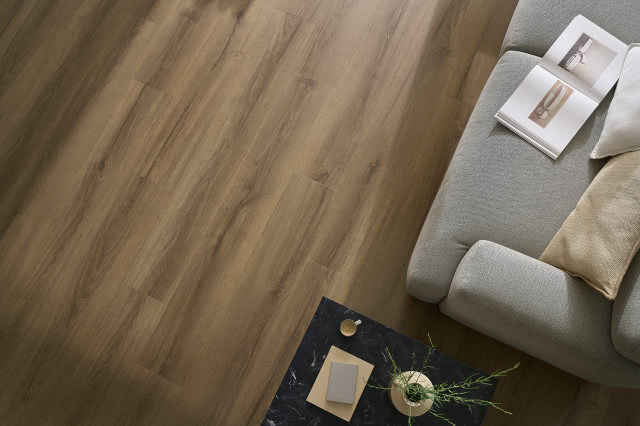 panele winylowe, kanapa, książka, album, stolik kawowy, notes, wazon z kwiatami, poduszki ozdobne