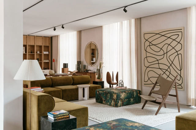 wnętrze w brązach z akcentem zieleni na pufach