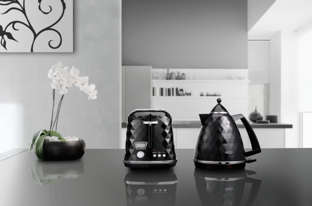 Seria Brillante wzorniczo nawiązuje do blasku diamentów, występuje w dwóch kolorach: śnieżnej bieli i wyrazistej czerni. Czajnik o pojemności 1,7 litra i mocy 2000 W ma trójstopniowy system zabezpieczeń oraz wyjmowany filtr antywapienny. Dwukromkowy toster ma moc 900 W, funkcję podgrzewania oraz rozmrażania pieczywa, elektroniczną kontrolę poziomu przyrumienienia oraz funkcję Extra lift pozwalającą na opiekanie mniejszych kromek, DE'LONGHI