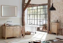Rustykalna łazienka z drewnianymi meblami 