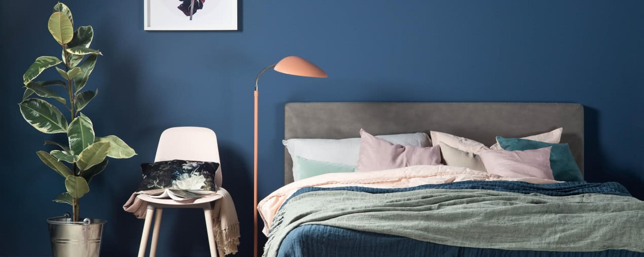 Navy blue. Modny granat w aranżacji wnętrz. Z jakimi kolorami i stylami najlepiej się łączy?