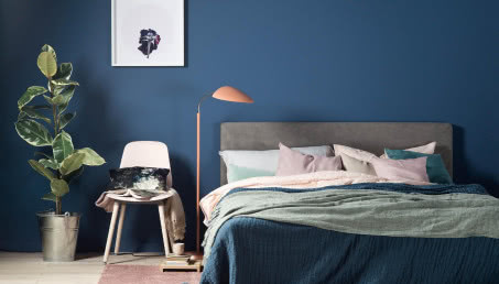 Navy blue. Modny granat w aranżacji wnętrz. Z jakimi kolorami i stylami najlepiej się łączy?