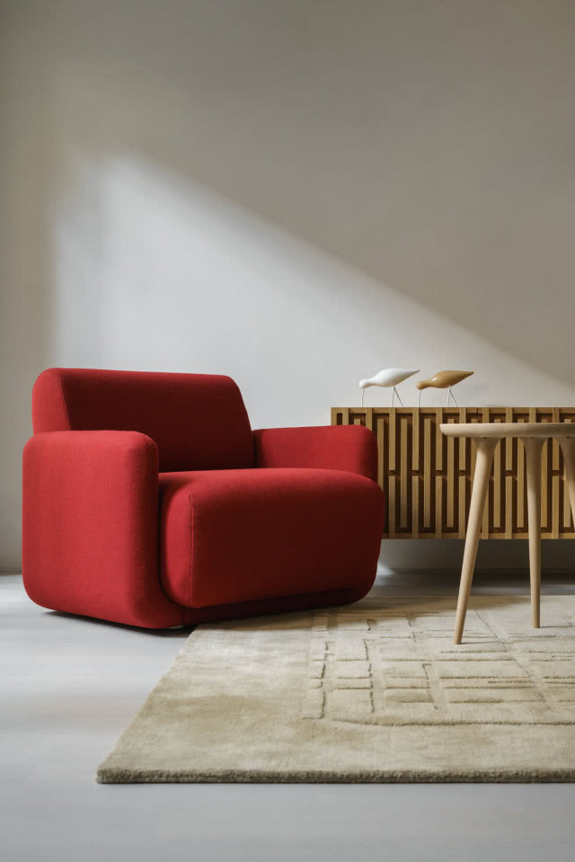 czerwony fotel lata 70.
