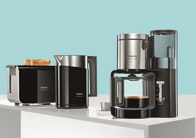 Linia Sensor for senses to: ekspres przelewowy do kawy, o pojemności 1,25 litra, mocy 1160 W i z funkcją Volume Automatic zapewniającą wyjątkowy aromat kawy, czajnik elektryczny o pojemności 1,5 litra, mocy 2400 W, z funkcją TemperatureControl, dzięki której można ustawić różne temperatury wody: 70°C, 80°C, 90°C, 100°C oraz toster kompaktowy o mocy 860 W, z elektronicznym nadzorem intensywności opiekania, dodatkową funkcją rozmrażania i opiekania bułeczek, SIEMENS