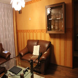 Aranżacja salonu ze skórzanymi sofami