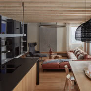 Drewniany domek w czeskich Karkonoszach. Rodzina mieszka tu cały rok!