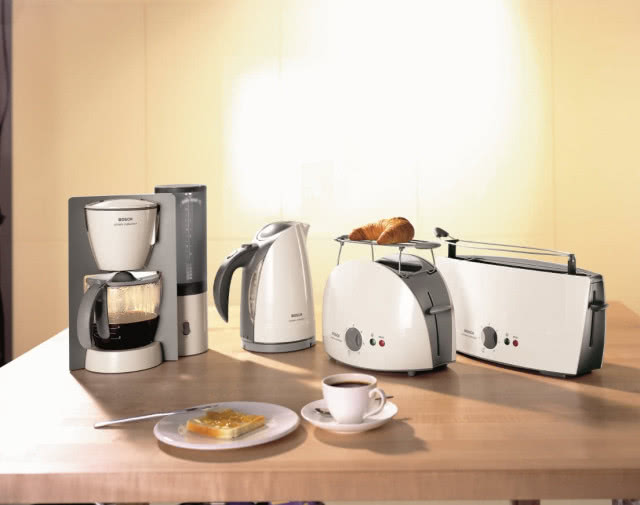 Private Collection to ekspres przelewowy do kawy o pojemności 1,25 litra, mocy 1100 W, z dwustopniową regulacją mocy aromatu, czajnik elektryczny o pojemności 1,7 litra, mocy 2400 W, z wyjmowanym filtrem antywapniowym oraz toster kompaktowy o mocy 900 W, z elektronicznym nadzorem intensywności opiekania, dodatkową funkcją podgrzewania zimnych grzanek, BOSCH