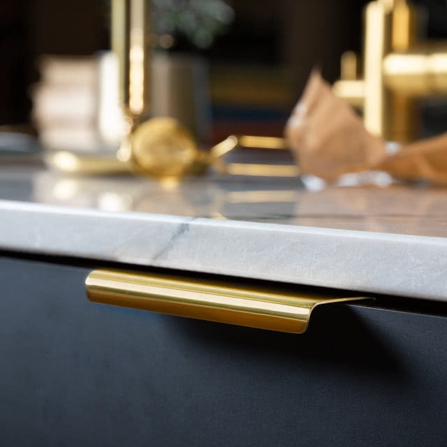 metalowy uchwyt do mebli