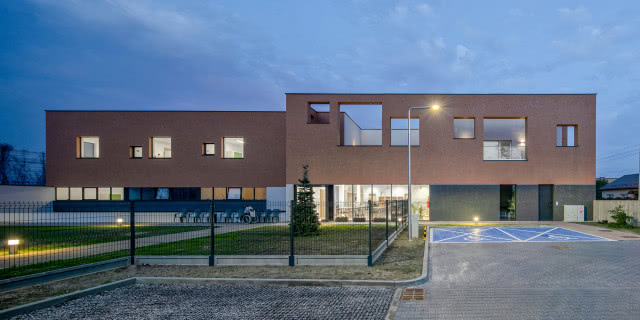 budynek z parkingiem