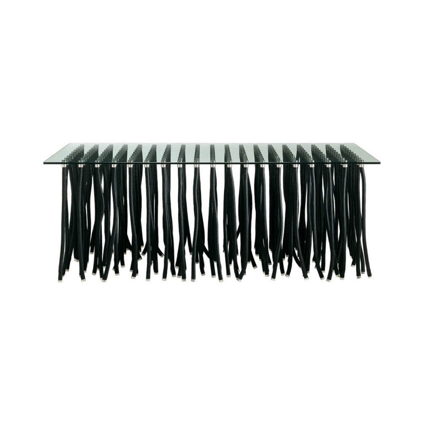 Stół na linach
Wydaje się jakby blat tego stołu...