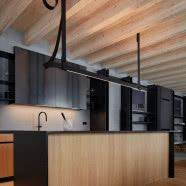 Drewniany domek w czeskich Karkonoszach. Rodzina mieszka tu cały rok!