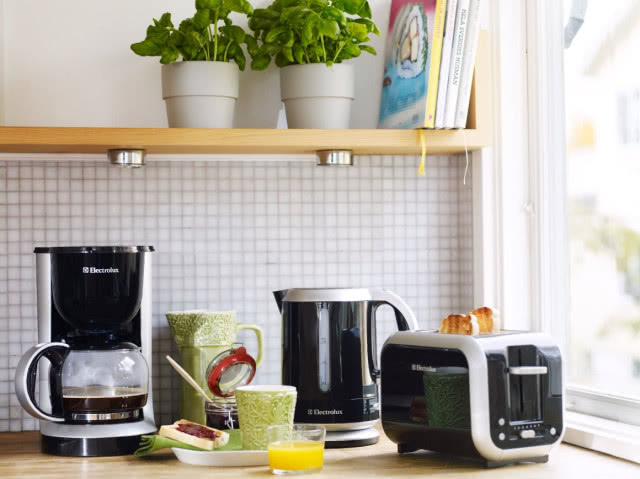 Zestaw śniadaniowy, czyli ekspres przelewowy, czajnik i toster. Toster EAT3100 o mocy 870 W z funkcjami rozmrażania oraz podgrzewania pieczywa na ruszcie. Ekspres przelewowy EKF3100 ma wygodny dzbanek z podziałką po obu stronach, moc 1080 W. Czajnik EEWA3100 o pojemności 1,5 litra ma filtr antywapniowy, moc 2200 W, ELECTROLUX