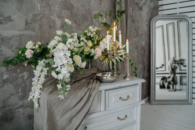 Biała stylowa komoda