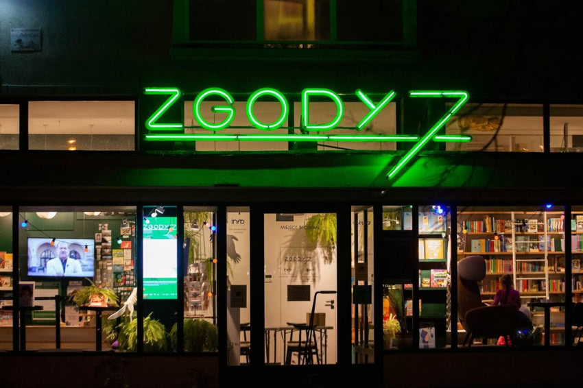 Nowohucki neon zaprasza do oddziału informacji...