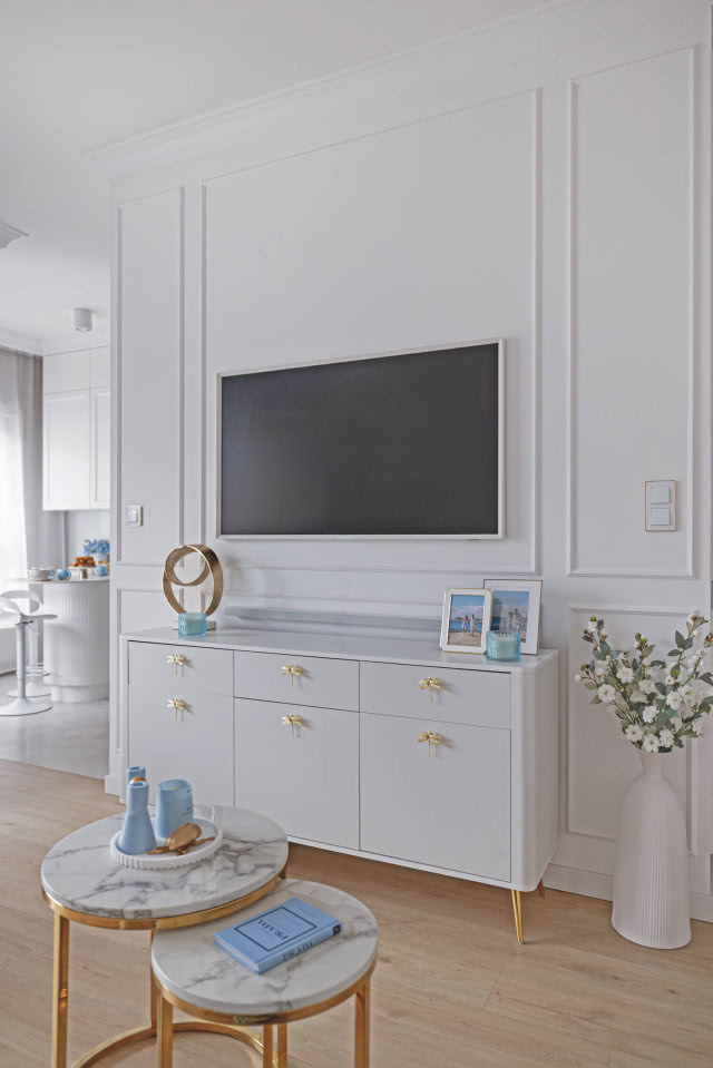 sztukaterie na ścianie w salonie