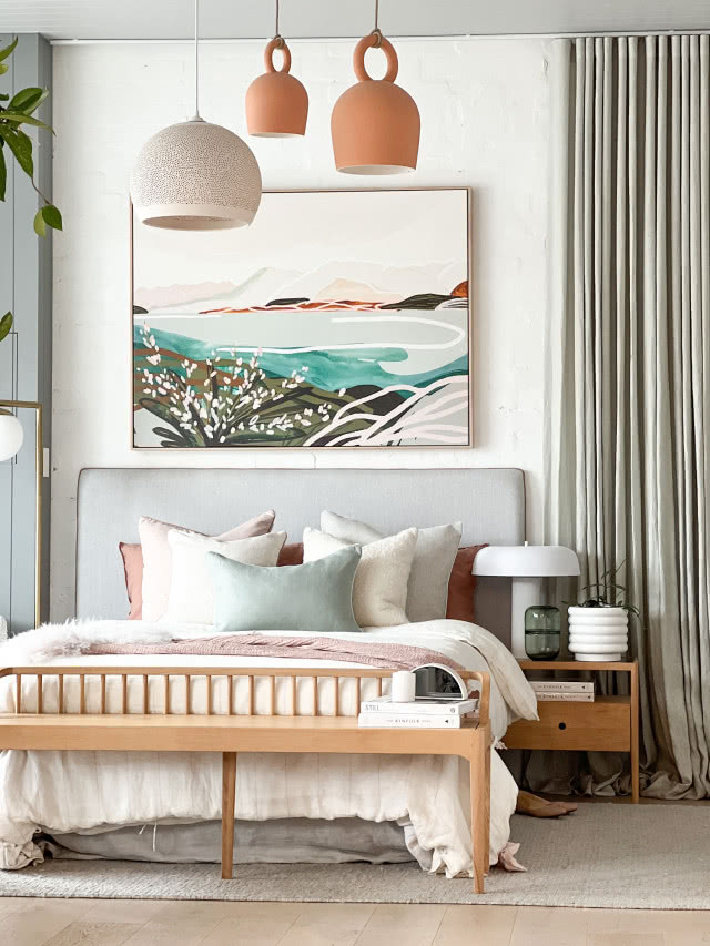 sypialnia w stylu skandynawskim z kolorowymi dodatkami