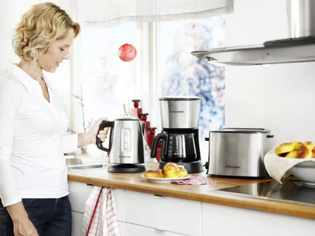 Toster EAT5210 o mocy 1000 W z rusztem do podgrzewania pieczywa. Ekspres przelewowy EKF5210 o mocy 1100 W ze wskaźnikiem poziomu wody i miarką kawy, dużym panelem sterującym i automatycznym wyłącznikiem bezpieczeństwa. Czajnik EEWA5210 z obrotową podstawą, filtrem antywapniowym,, moc 2400 W, ELECTROLUX
