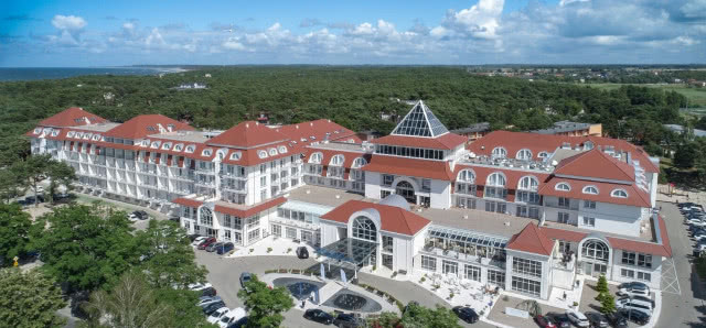 duży hotel w eleganckim niby pałacyku widziany w góry