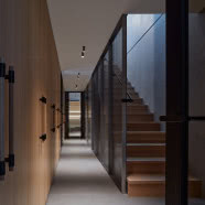 Drewniany domek w czeskich Karkonoszach. Rodzina mieszka tu cały rok!