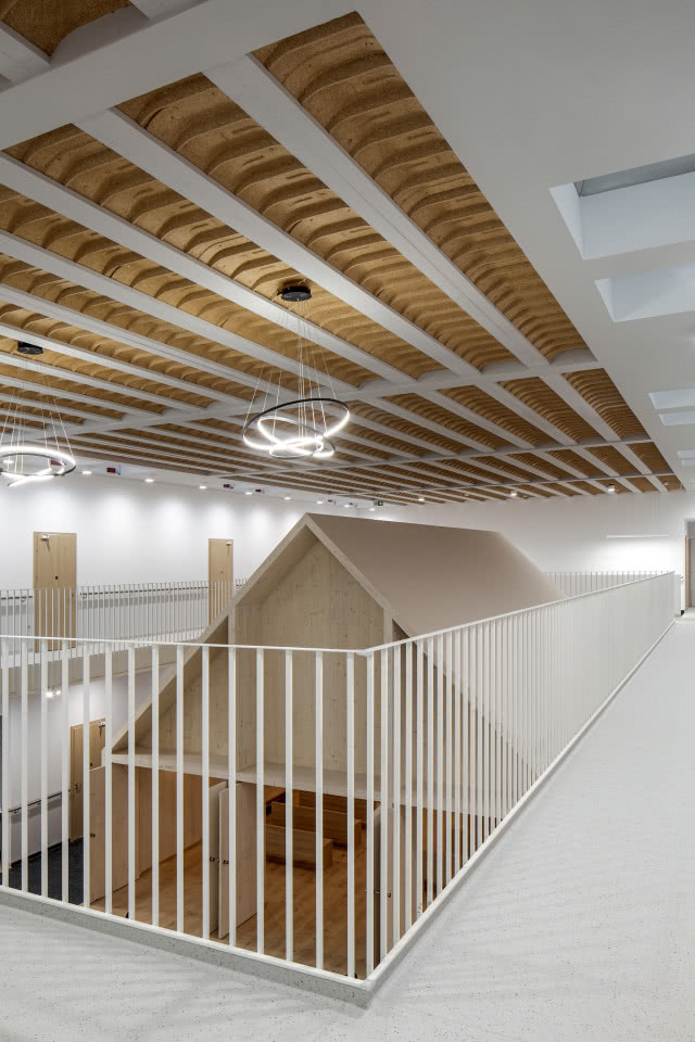 piętro z białymi barierkami