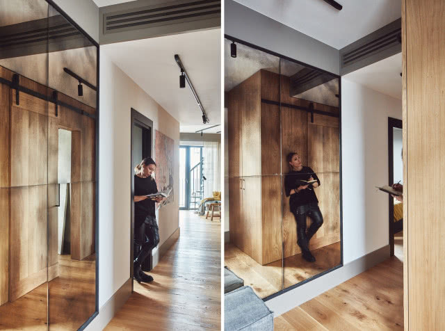 Postarzane złote lustra w przedpokoju