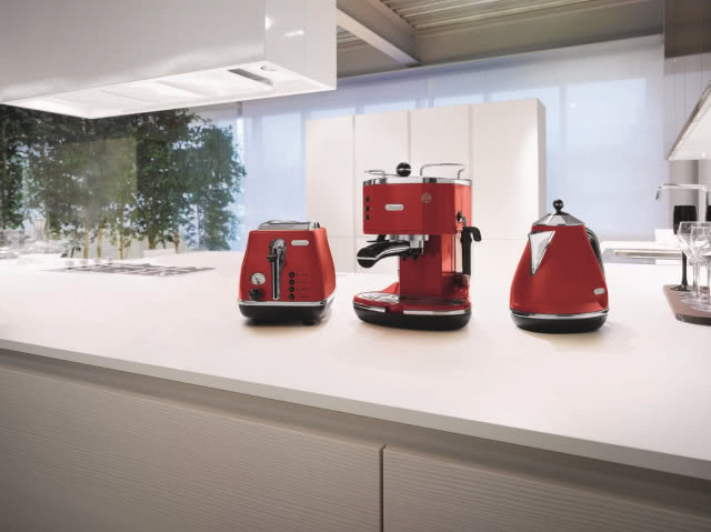 Seria Icona jest dostępna w trzech kolorach: czerwonym, białym i czarnym. Forma nawiązuje do wzornictwa z lat 50. Czajnik ma wskaźnik poziomu wody, obrotową podstawę (360°), wyjmowany i łatwy do czyszczenia filtr antywapienny. Toster sterowany elektronicznie ma funkcje: podgrzewania, rozmrażania oraz Bagel (przypiekanie pieczywa tylko z jednej strony), Extra lift ułatwiającą wyjmowanie małych kromek, Dopełnieniem serii śniadaniowej jest ekspres wysokociśnieniowy do kawy, przystosowany zarówno do kawy mielonej, jak i w saszetkach (system E.S.E.), ma też funkcję podgrzewania filiżanek, DE'LONGHI