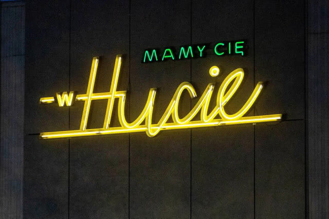 Nowy zabawny neon wita u wejścia Nowohuckiego Centrum  Kultury na osiedlu Nowa Huta.