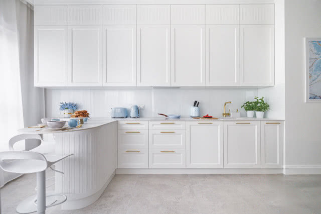 biała kuchnia z wyspą