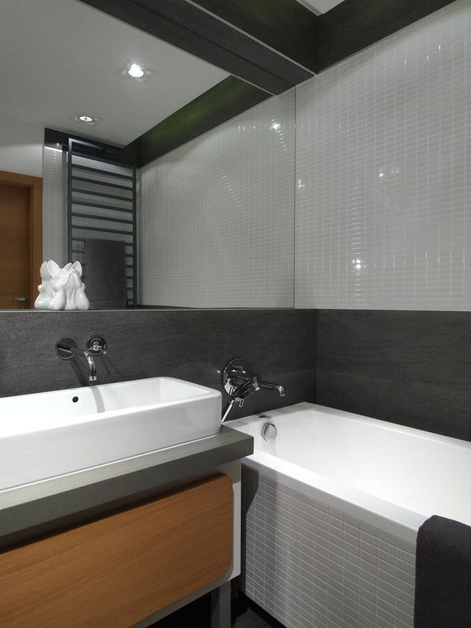 Także w łazience króluje modernistyczny umiar,...