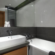 Nowoczesne mieszkanie + modernistyczne umeblowanie