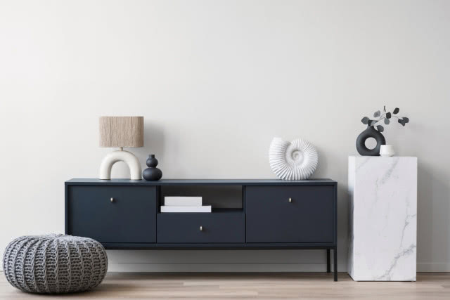 Nowoczesna, czarna komoda