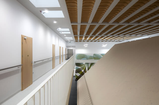 piętro z białymi barierkami i dachem kaplicy