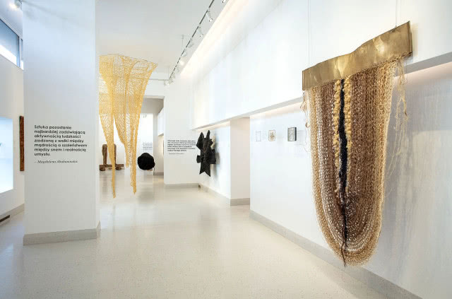 Wystawa „Splątane. Abakanowicz - Levittoux-Świderska”