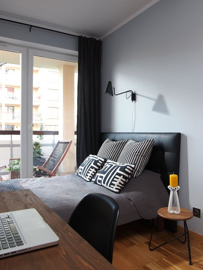 W nowoczesnej sypialni czerń i szarości ociepla...