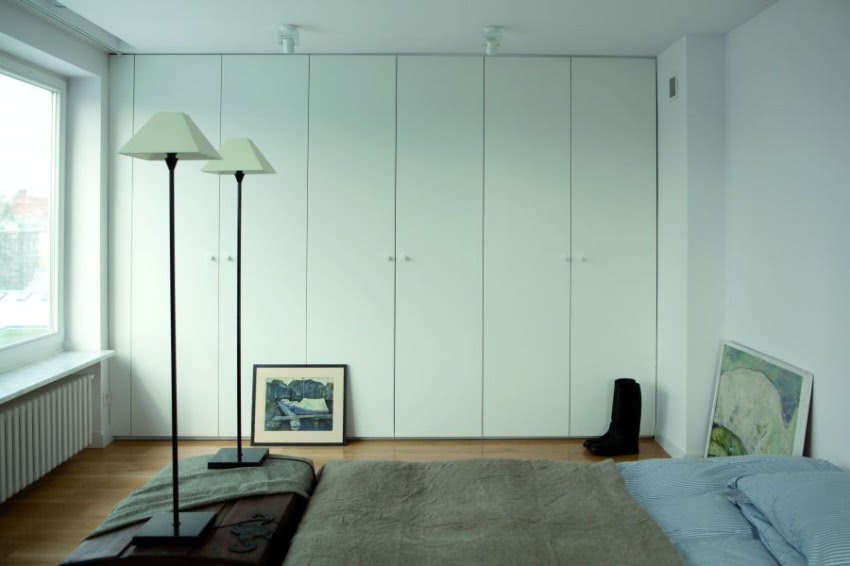 Sypialnia. Obok niej znajduje się główny bohater...