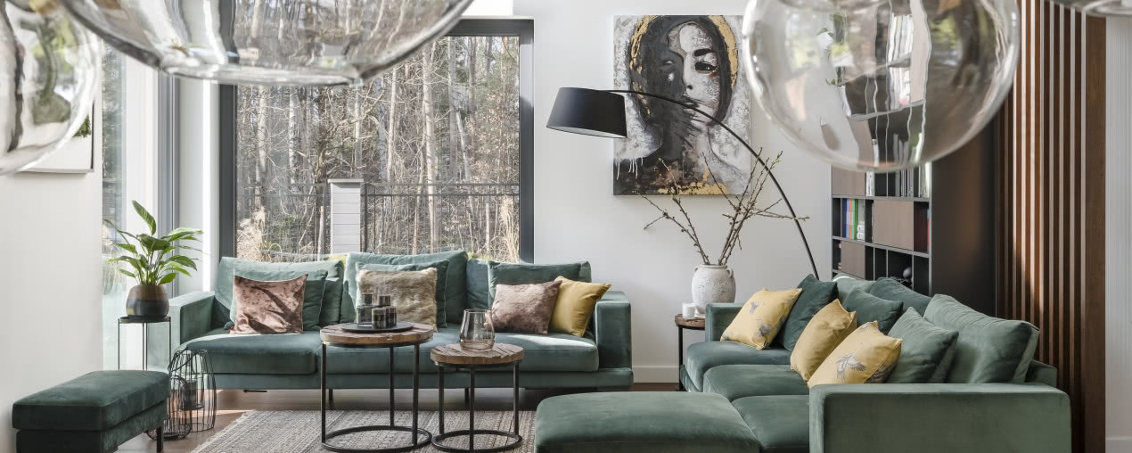 Nowoczesna willa z dużymi przeszkleniami. Została wybudowana pośrodku lasu!