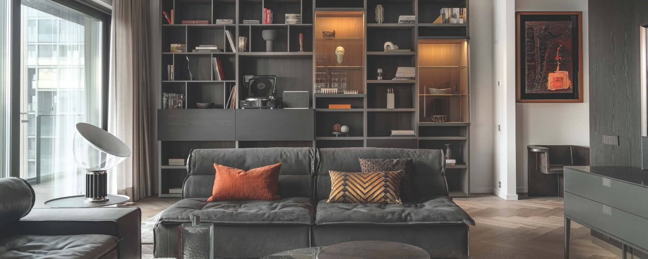 Apartament w Katowicach: dzieła sztuki, ciemny brąz i industrialny krajobraz